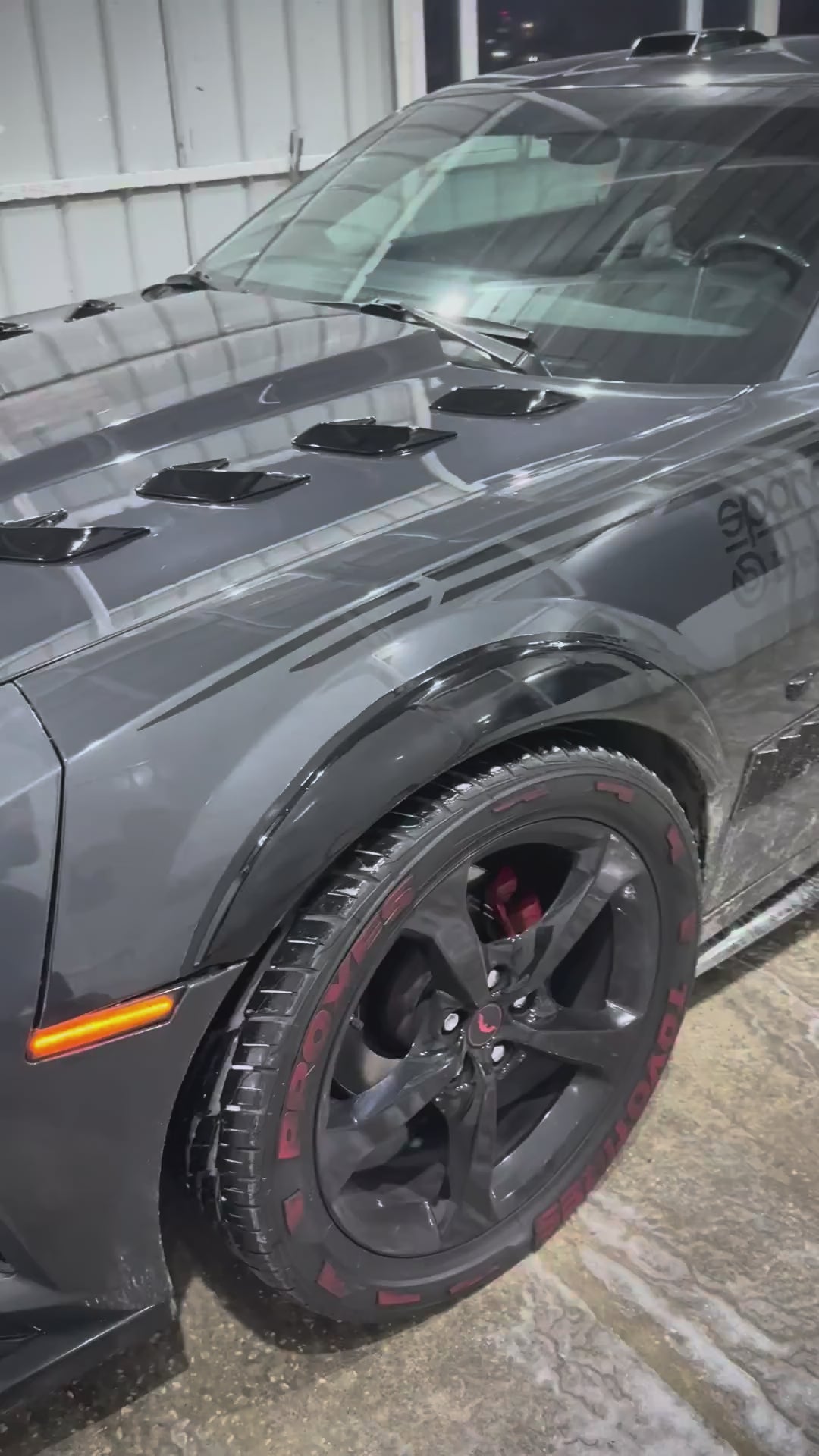 Зареждане на видео: Лесно безконтактно миене на кола със защитно покритие GlosifyPRO – мръсотията пада само с вода